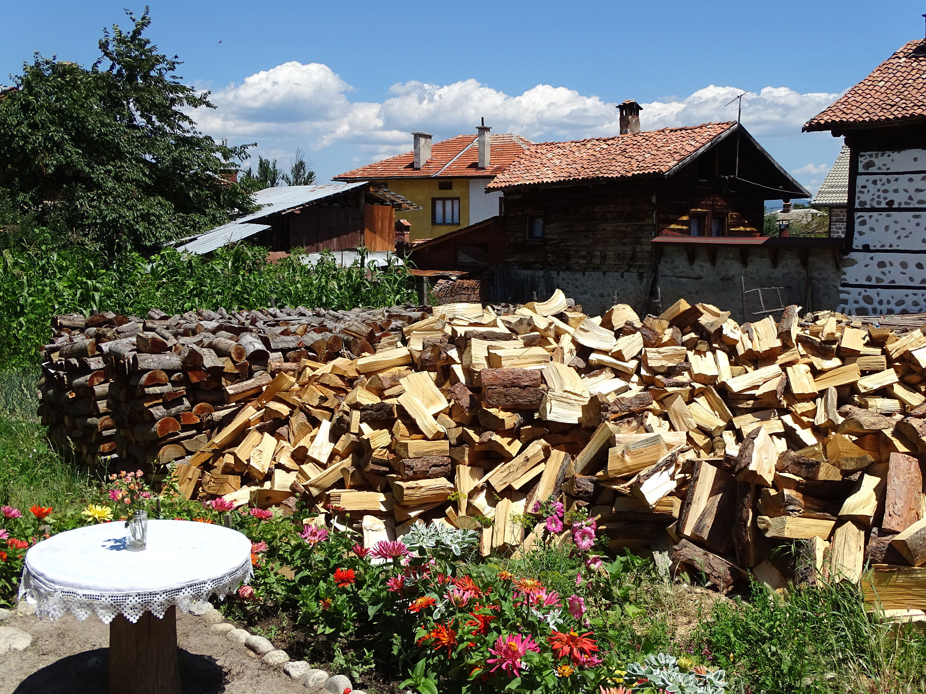 Bansko (Банско) (Photo license: CC BY 2.0)